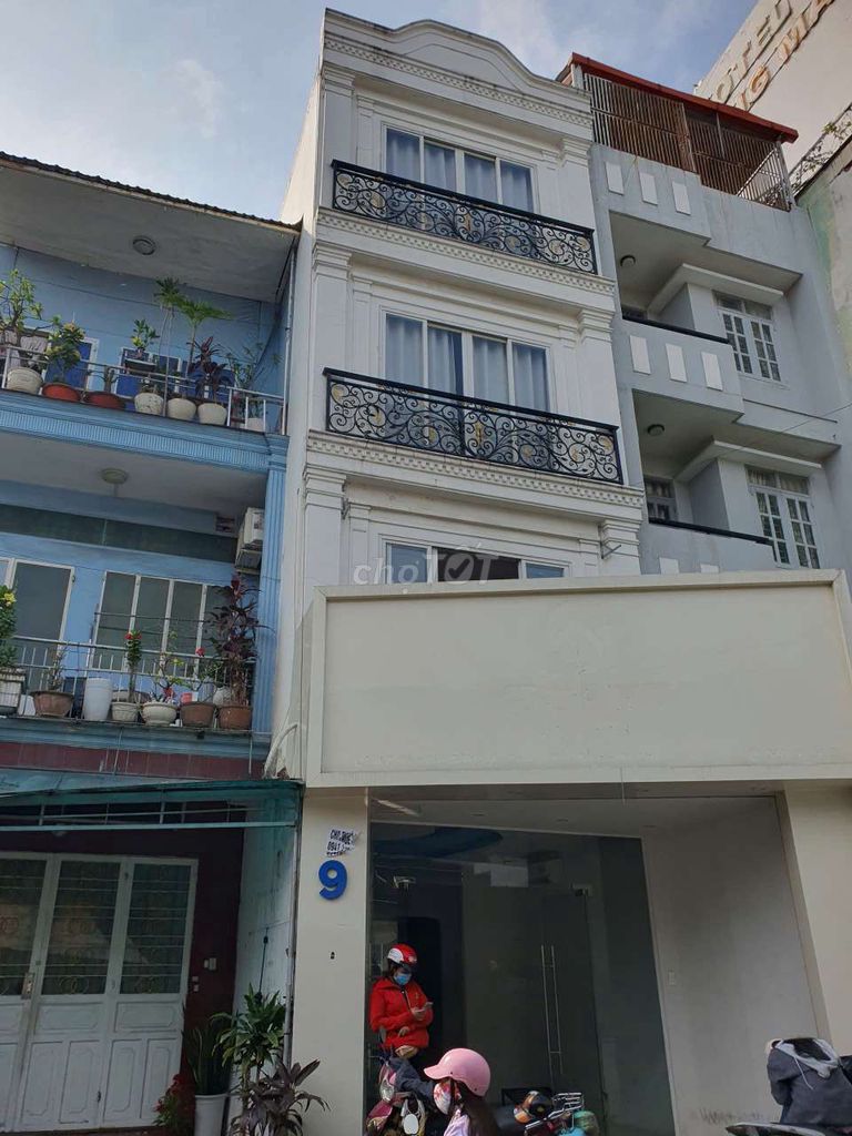 Rent a four-foot-four-story business cash.