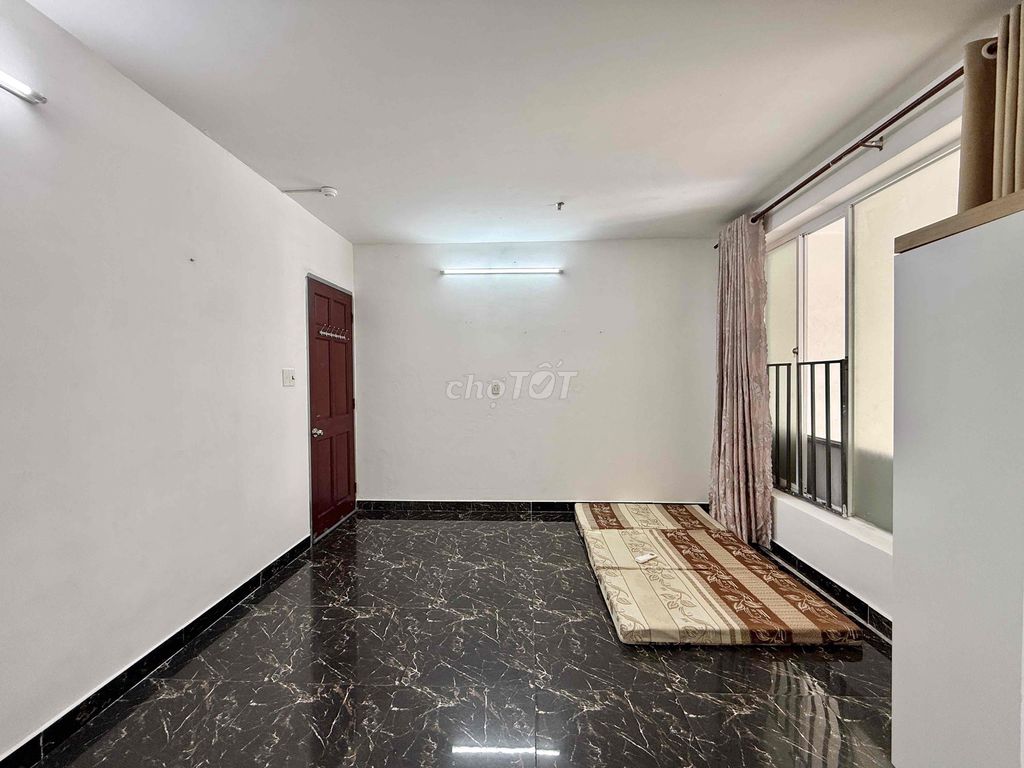 A clear window studio, full interior, with elevator security near T3 Station