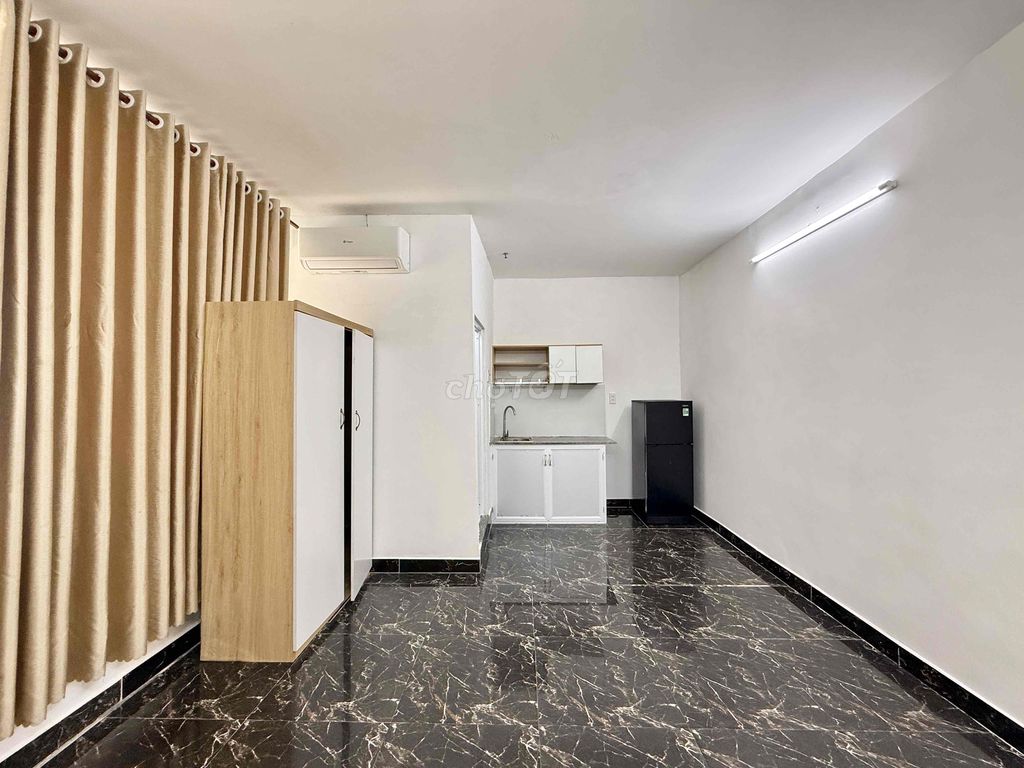 A clear window studio, full interior, with elevator security near T3 Station