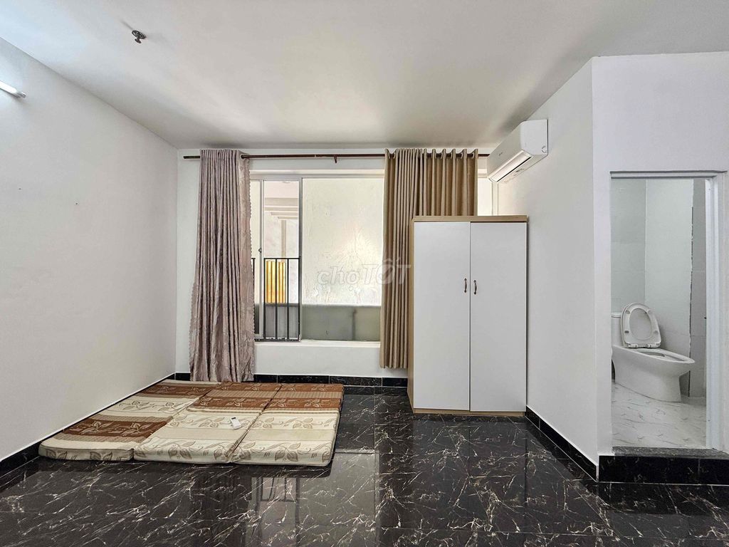 A clear window studio, full interior, with elevator security near T3 Station