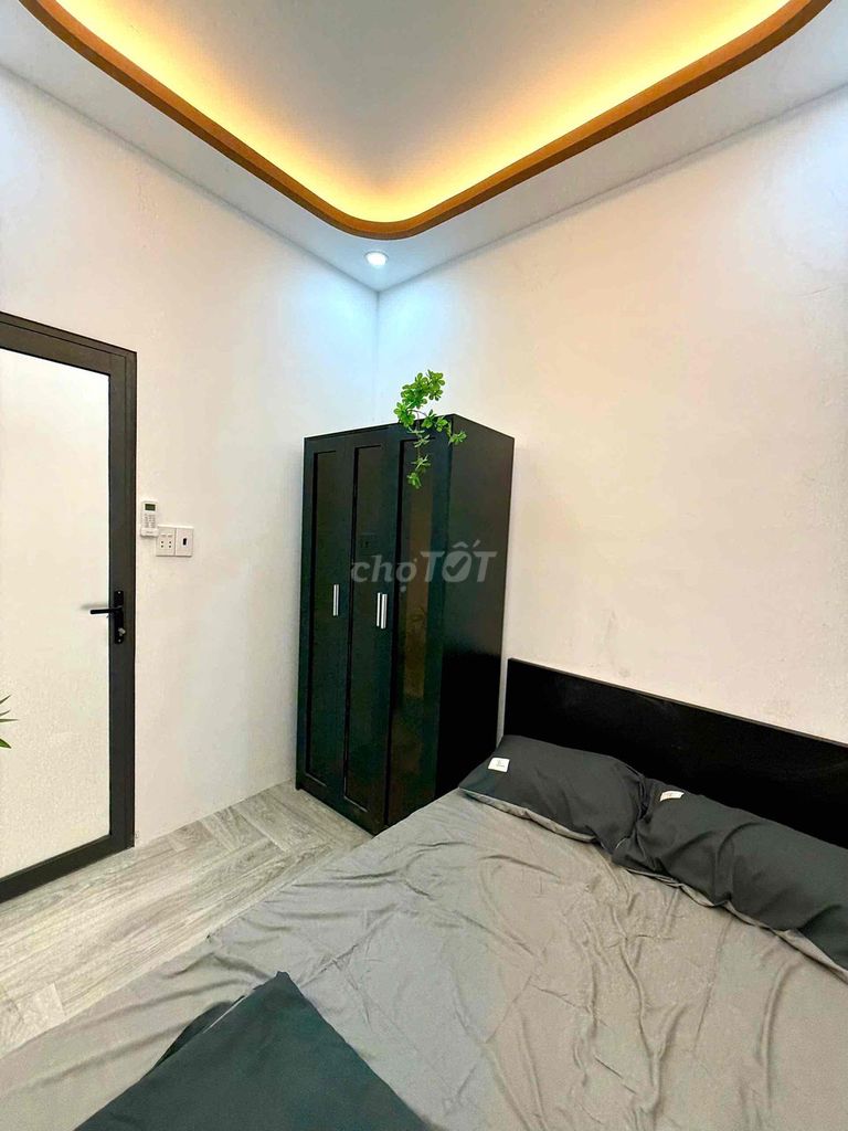 Two bedrooms. One ten-story toilet. I got it.