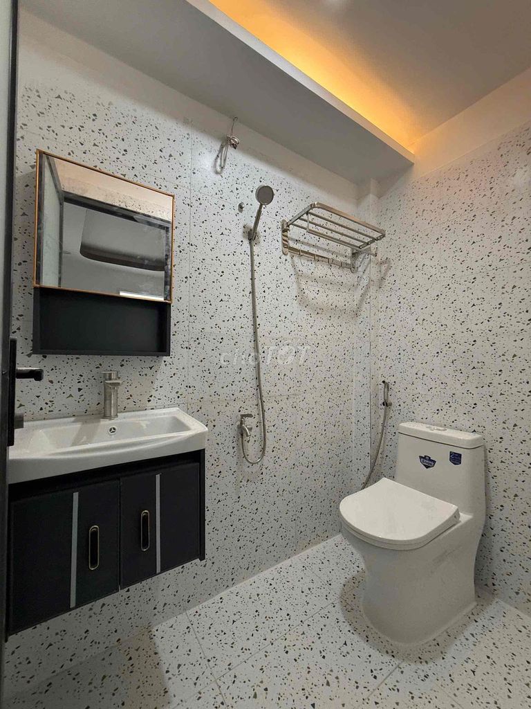 Two bedrooms. One ten-story toilet. I got it.