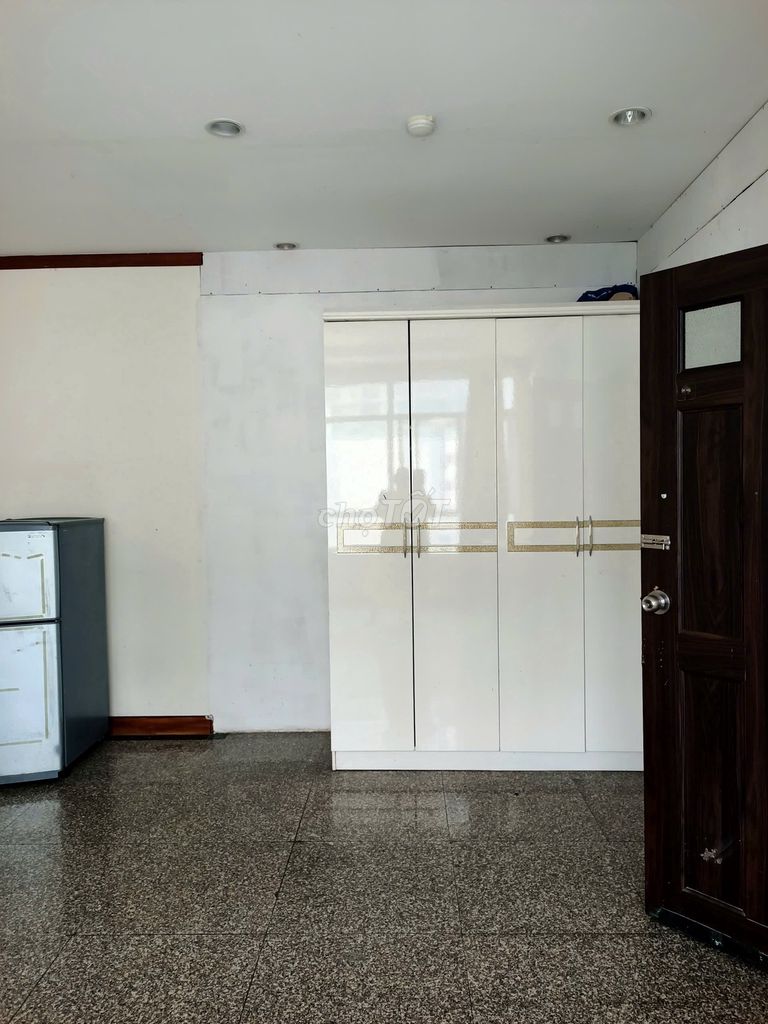 Clean room, soft price, male priority