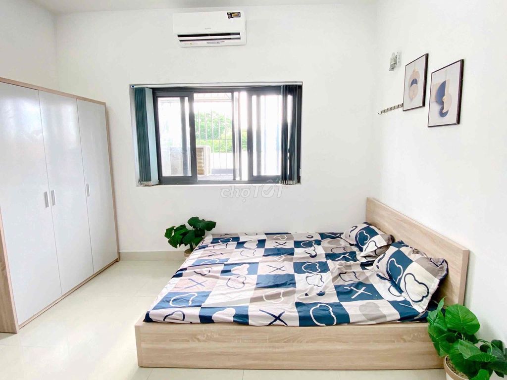The studio is located at the airport, free to move downtown.