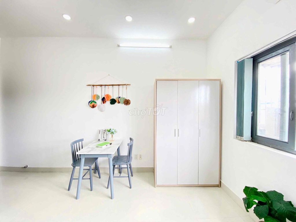 The studio is located at the airport, free to move downtown.