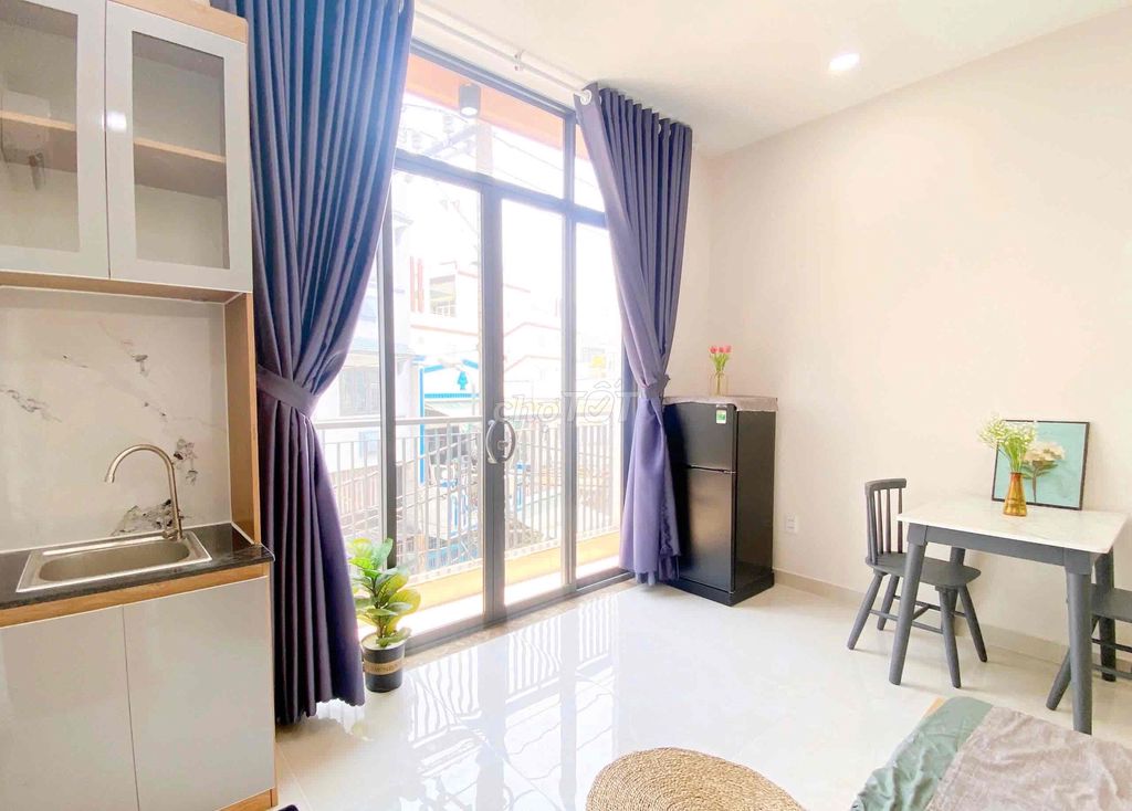 The Grand balcony studio welcomes good light near the 10th district