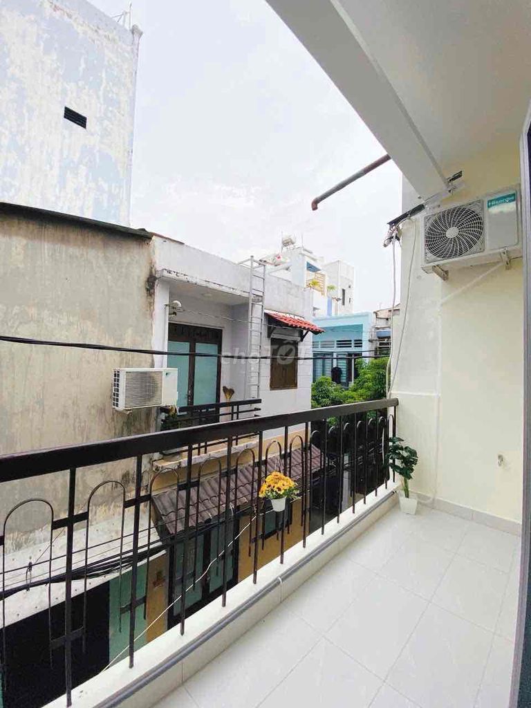 The studio is a full-on kitchen bedroom with a 1-P balcony to the 10th district.
