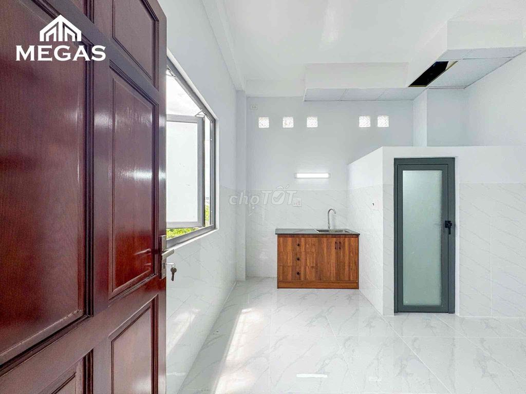 a balconctal skylight window room. Full interior close to Nguyễn Thái Sơn.