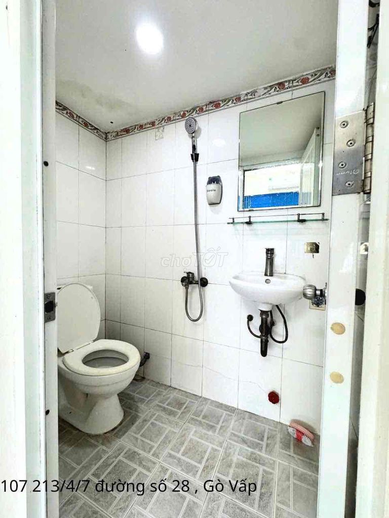 The owner rented the Dương Quảng Hàm sky window studio