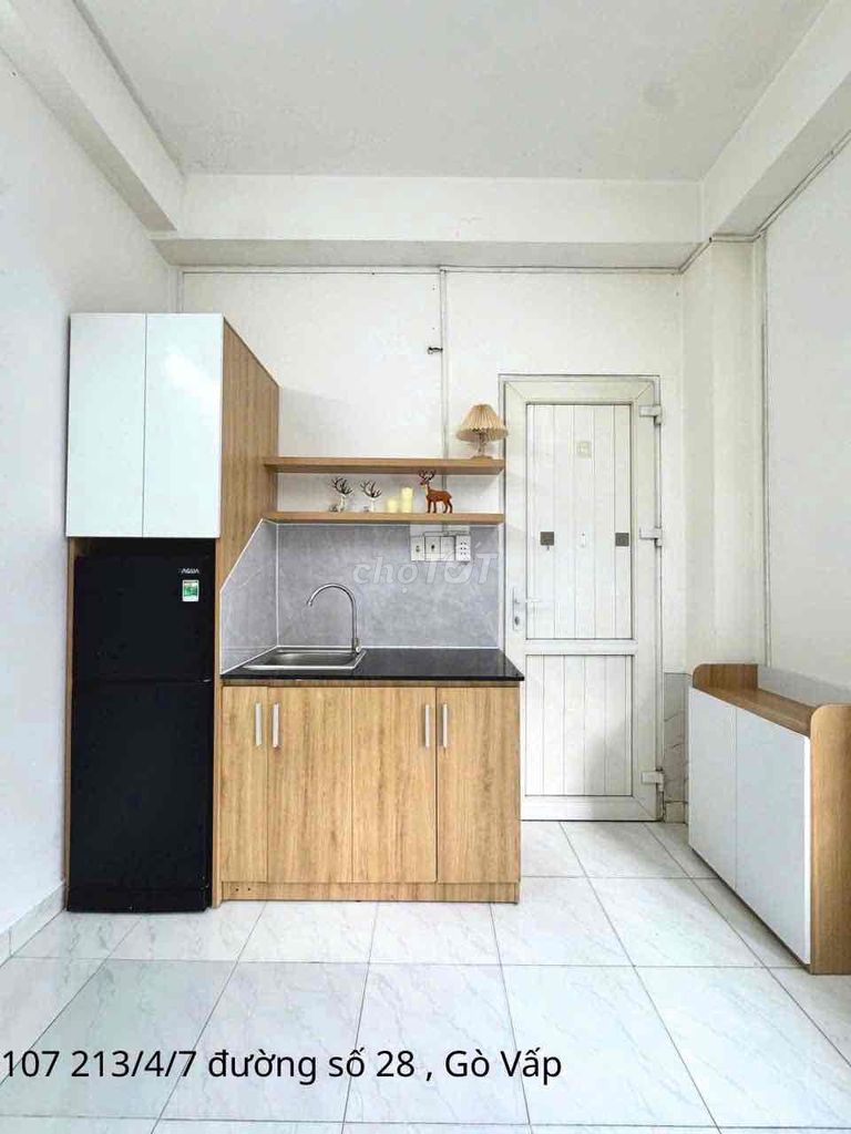 The owner rented the Dương Quảng Hàm sky window studio