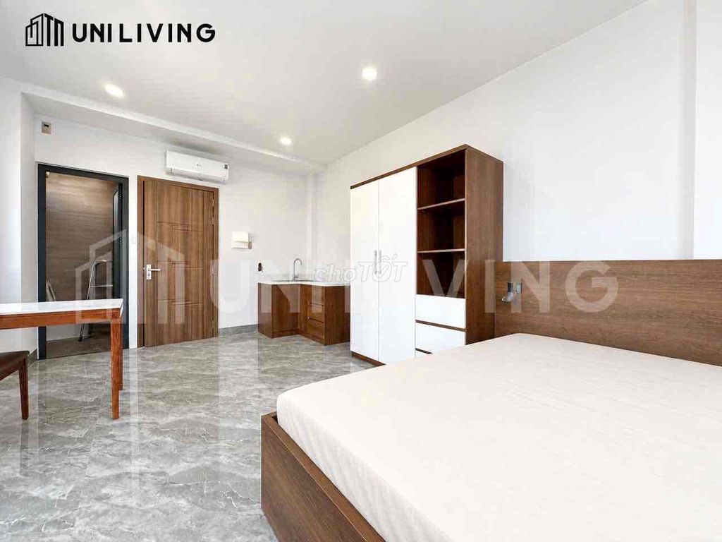 The balcony studio is 35 M0 right on Nguyễn Cửu Vân.
