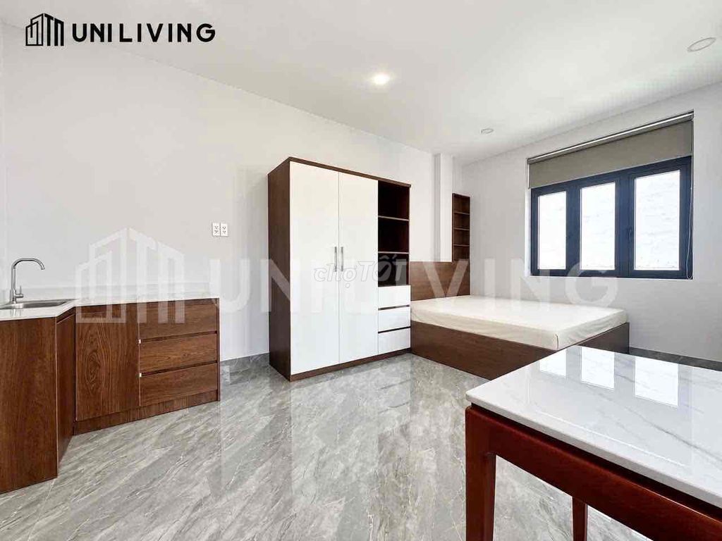 The balcony studio is 35 M0 right on Nguyễn Cửu Vân.