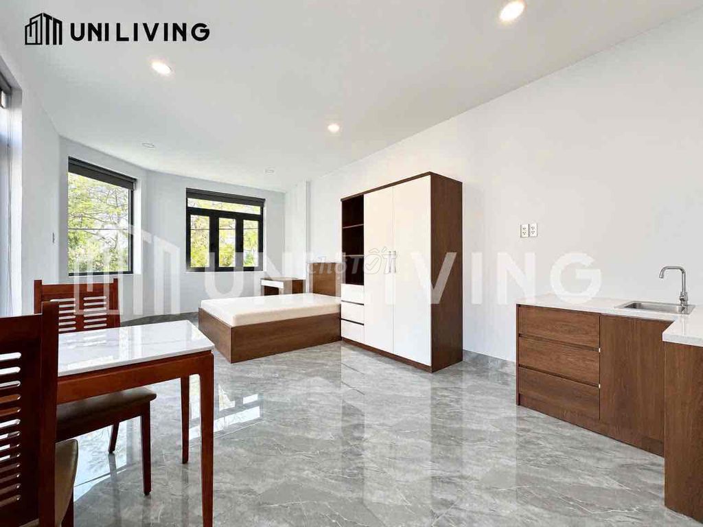 The balcony studio is 35 M0 right on Nguyễn Cửu Vân.