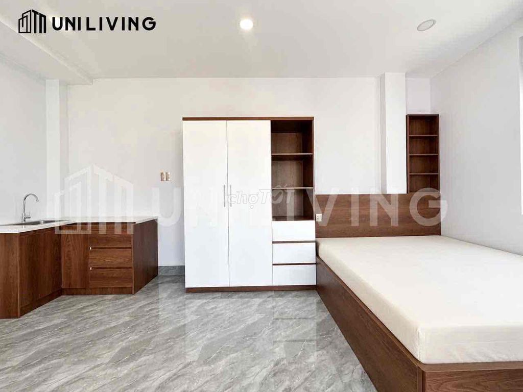 The balcony studio is 35 M0 right on Nguyễn Cửu Vân.