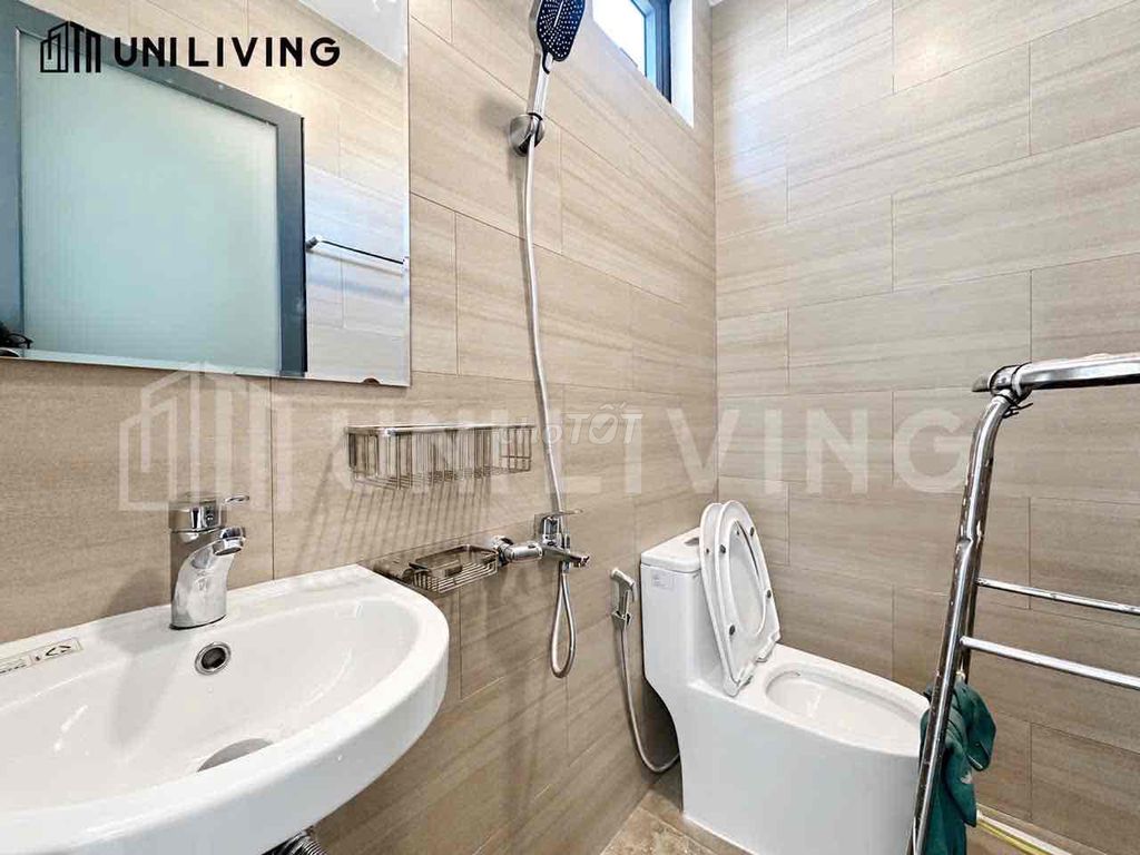 The balcony studio is 35 M0 right on Nguyễn Cửu Vân.
