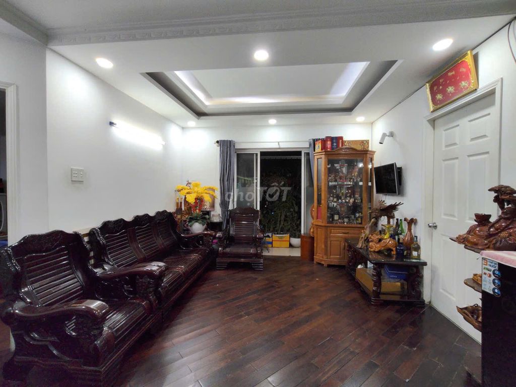 Second highest apartment with balconies in Central Plaza.