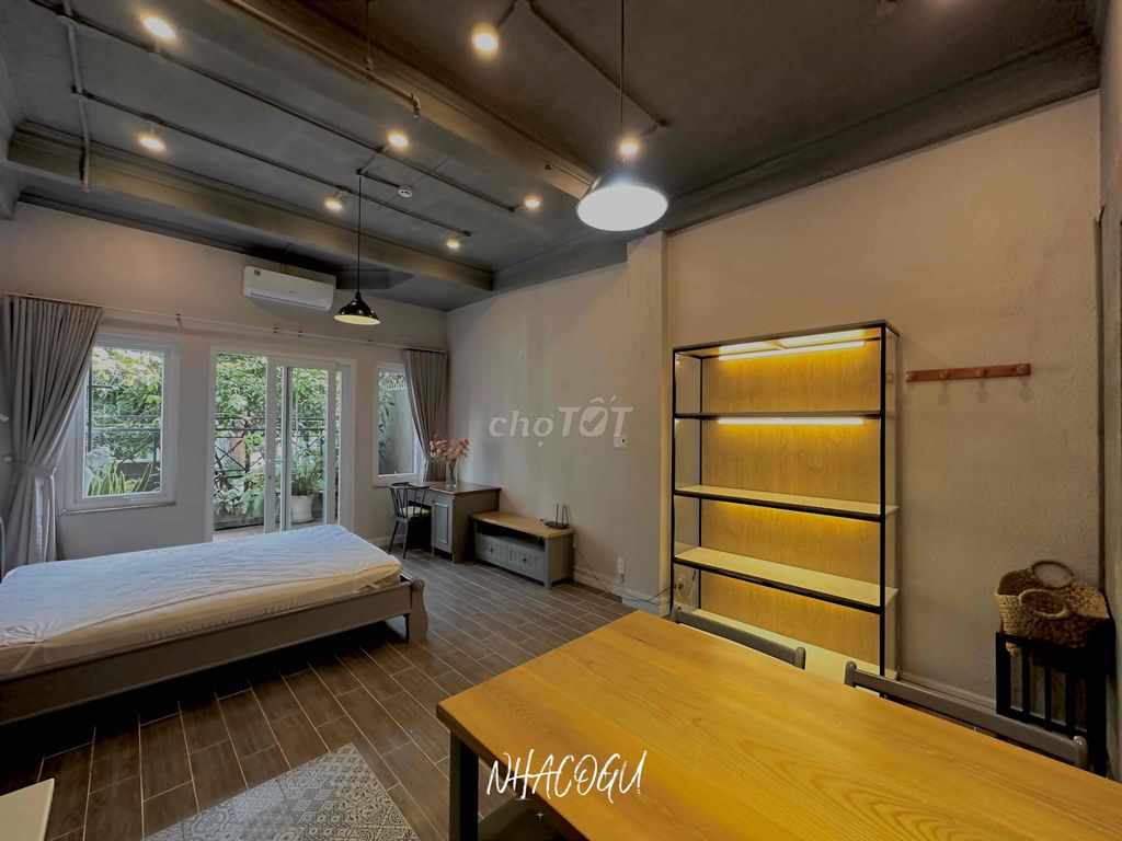 rents a 40-foot-wide balcony studio - classic style
