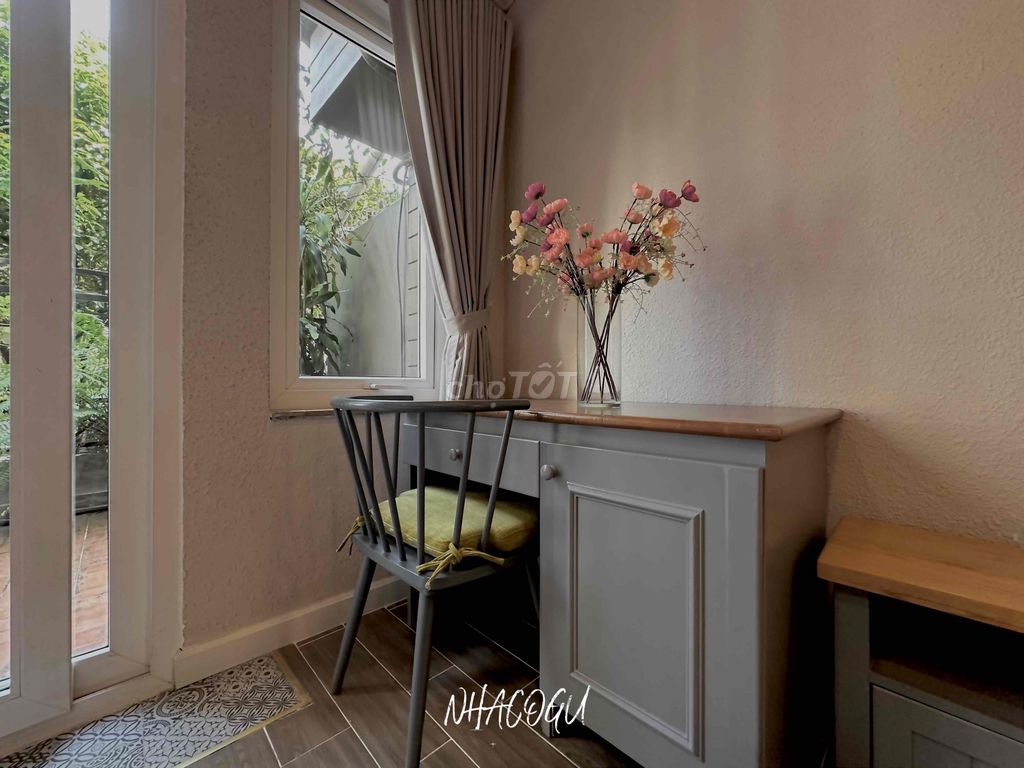 rents a 40-foot-wide balcony studio - classic style
