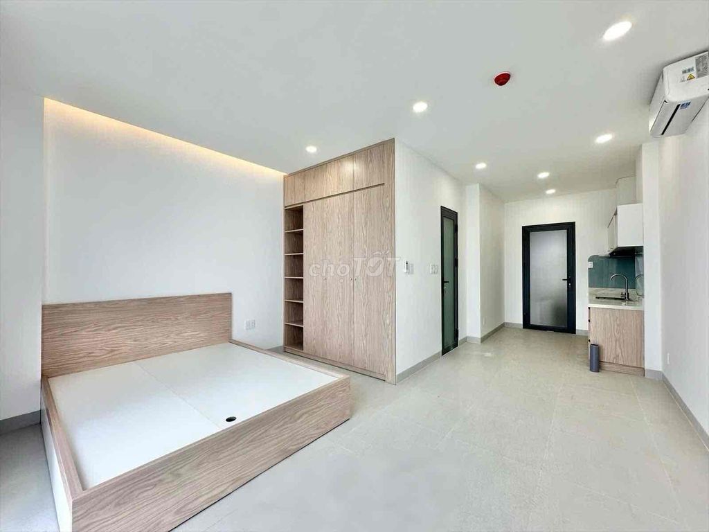 Rent the new balcony studio right here in Hoàng Hoa Thám.