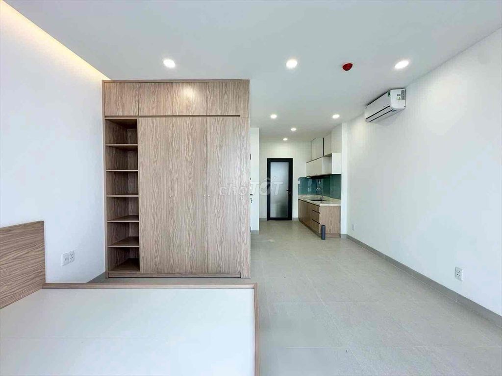 Rent the new balcony studio right here in Hoàng Hoa Thám.