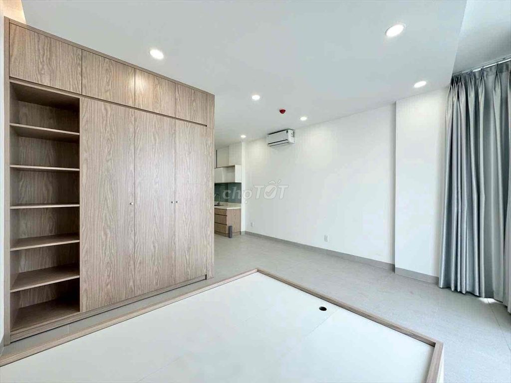 Rent the new balcony studio right here in Hoàng Hoa Thám.