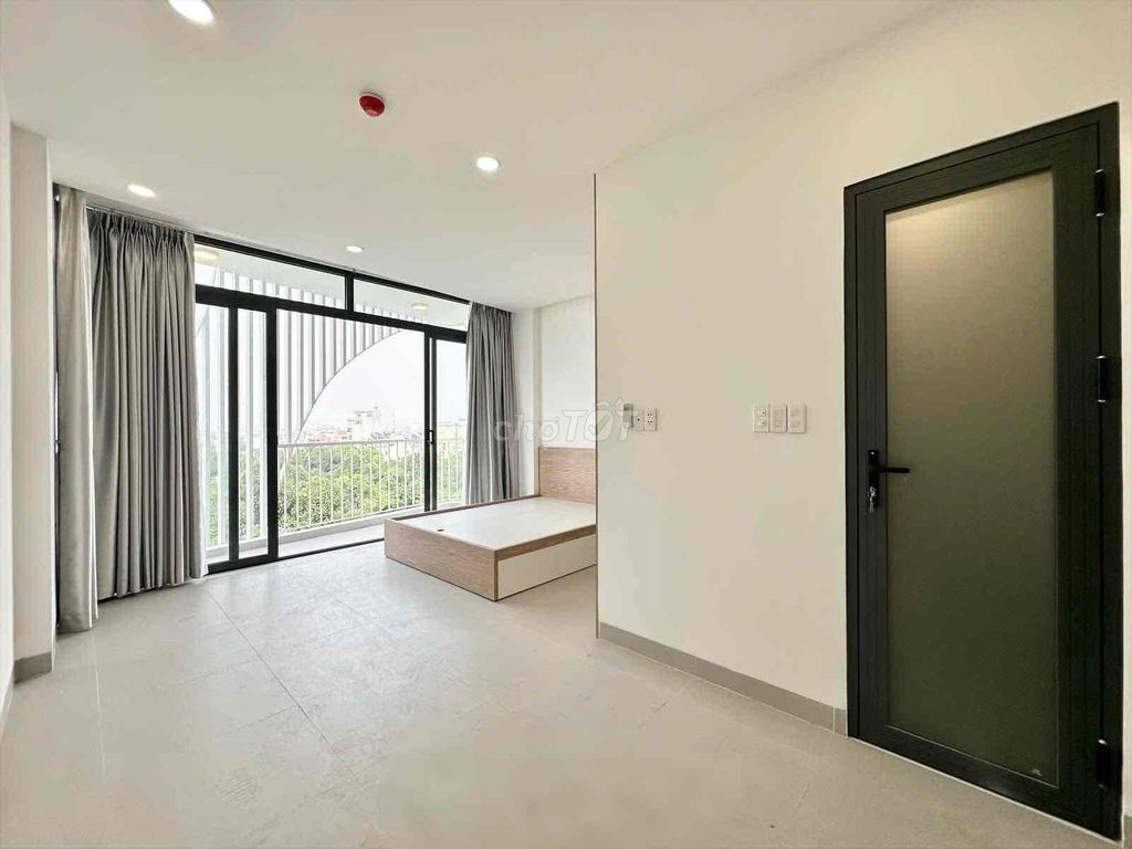 Rent the new balcony studio right here in Hoàng Hoa Thám.