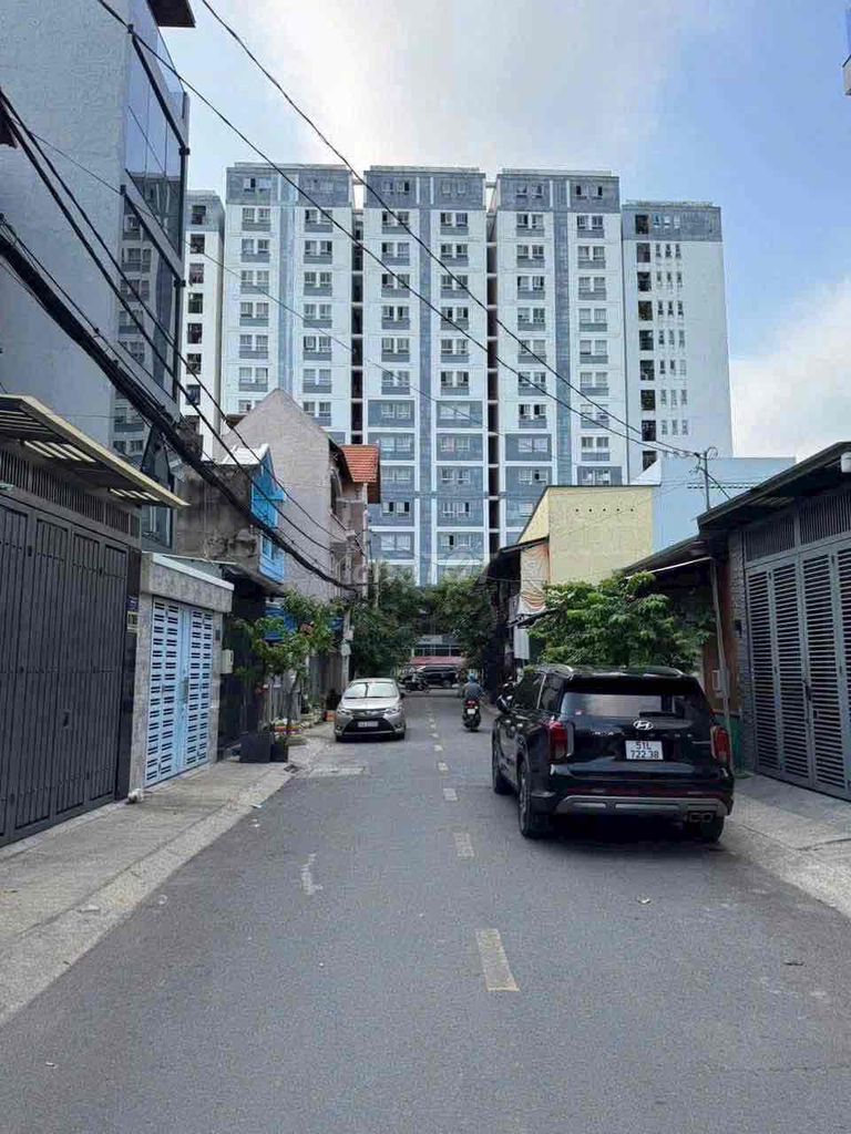 The alleyway to 59th Street, breaking the deed near the camel market.