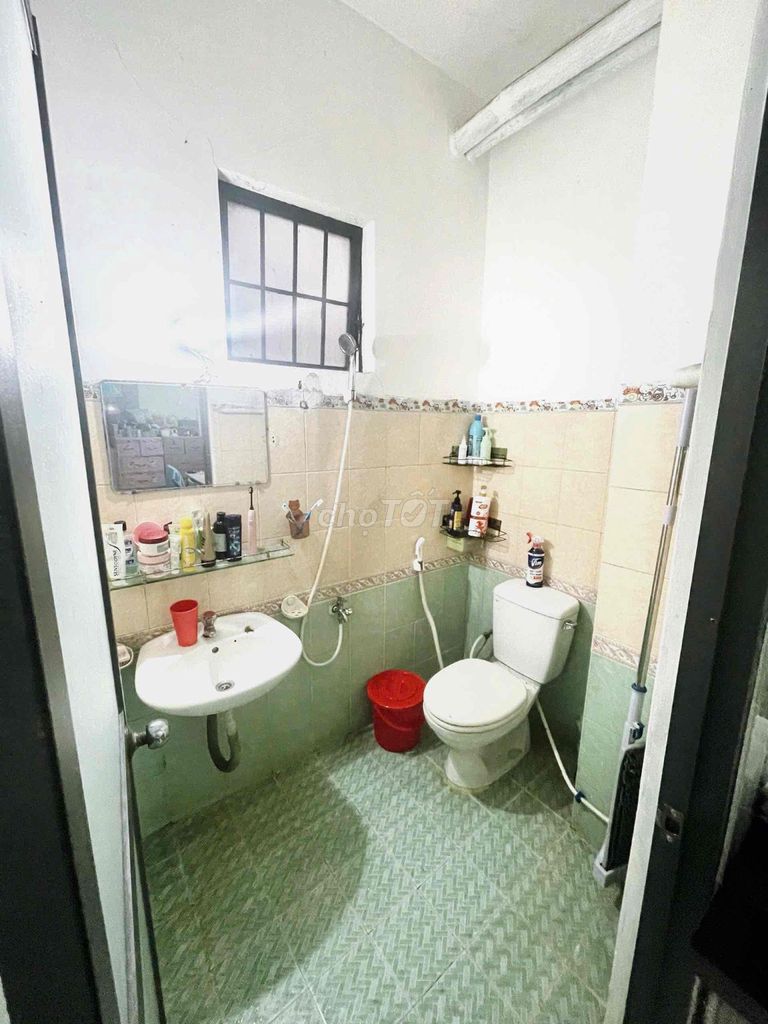 It's the owner who rents a super-priced room on uth, near the bridge.