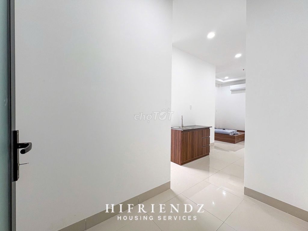 Opens the studio service apartment, cool balcony, full interior.