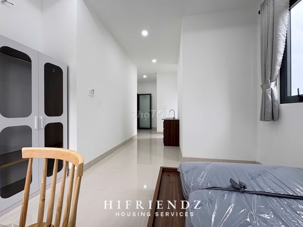 Opens the studio service apartment, cool balcony, full interior.