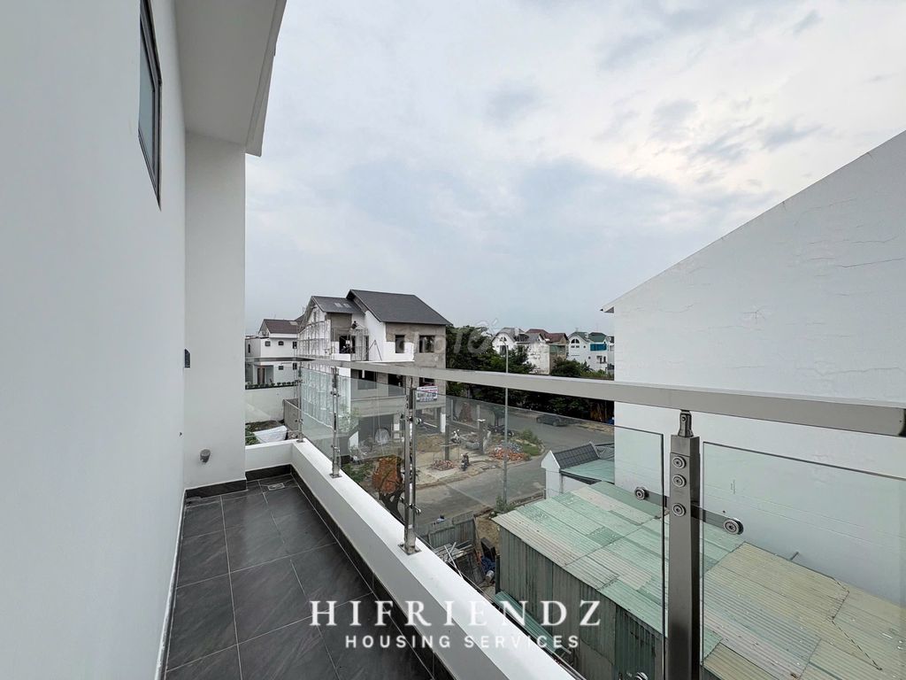 Opens the studio service apartment, cool balcony, full interior.