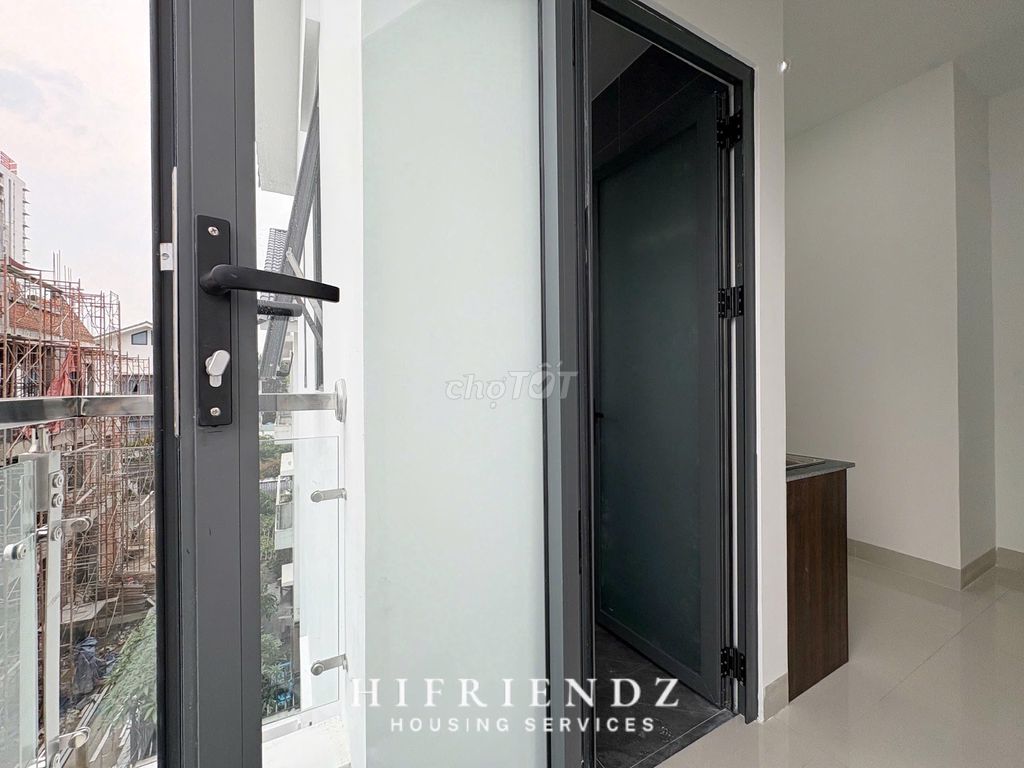 Opens the studio service apartment, cool balcony, full interior.