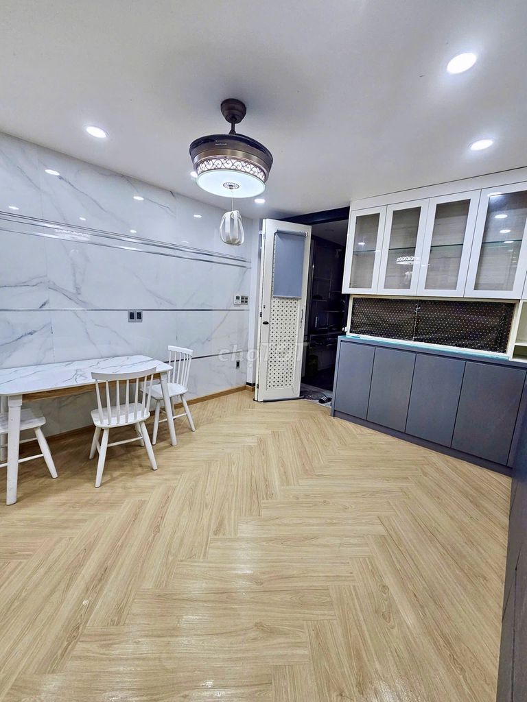 Rent a service apartment. A 50-foot-full kitchen. High-class interior, private washing machine.
