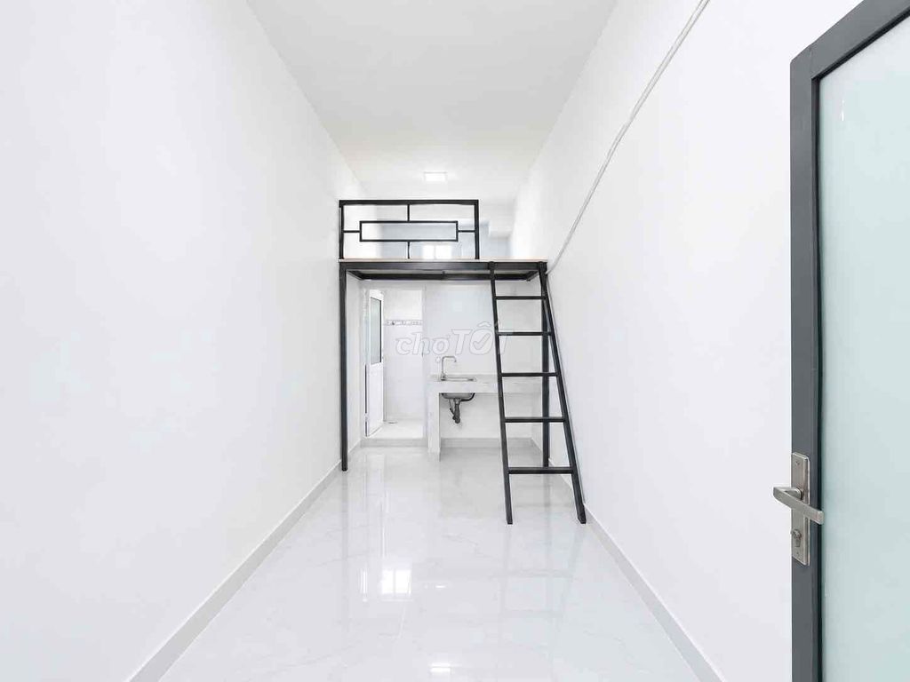 Cold elevators, elevators, guards close to the dedication university