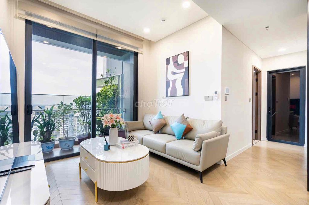 Two beautiful, high-rise Etty View bedrooms.