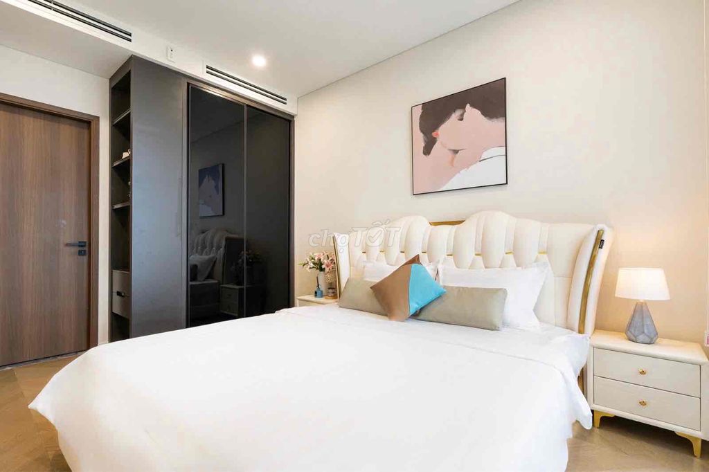 Two beautiful, high-rise Etty View bedrooms.