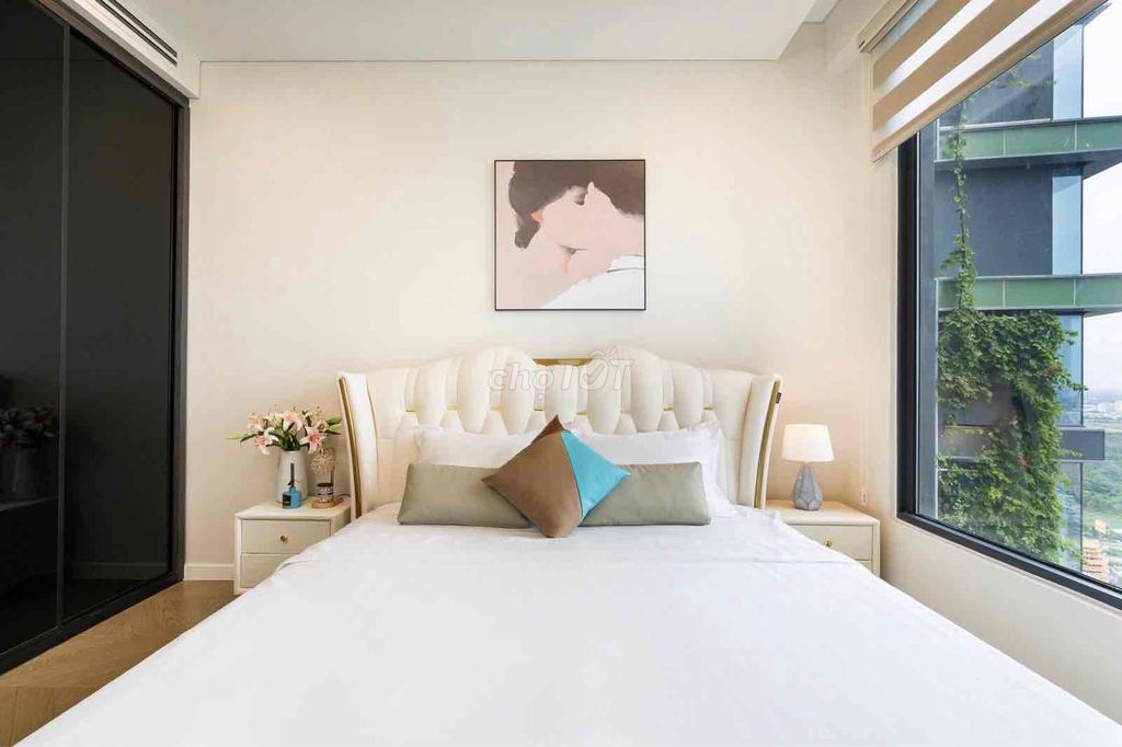 Two beautiful, high-rise Etty View bedrooms.