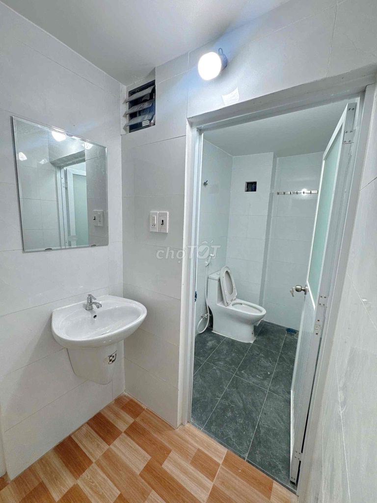 The owner rented the original Tân Sơn Nhì 4 x 20 meters, new home