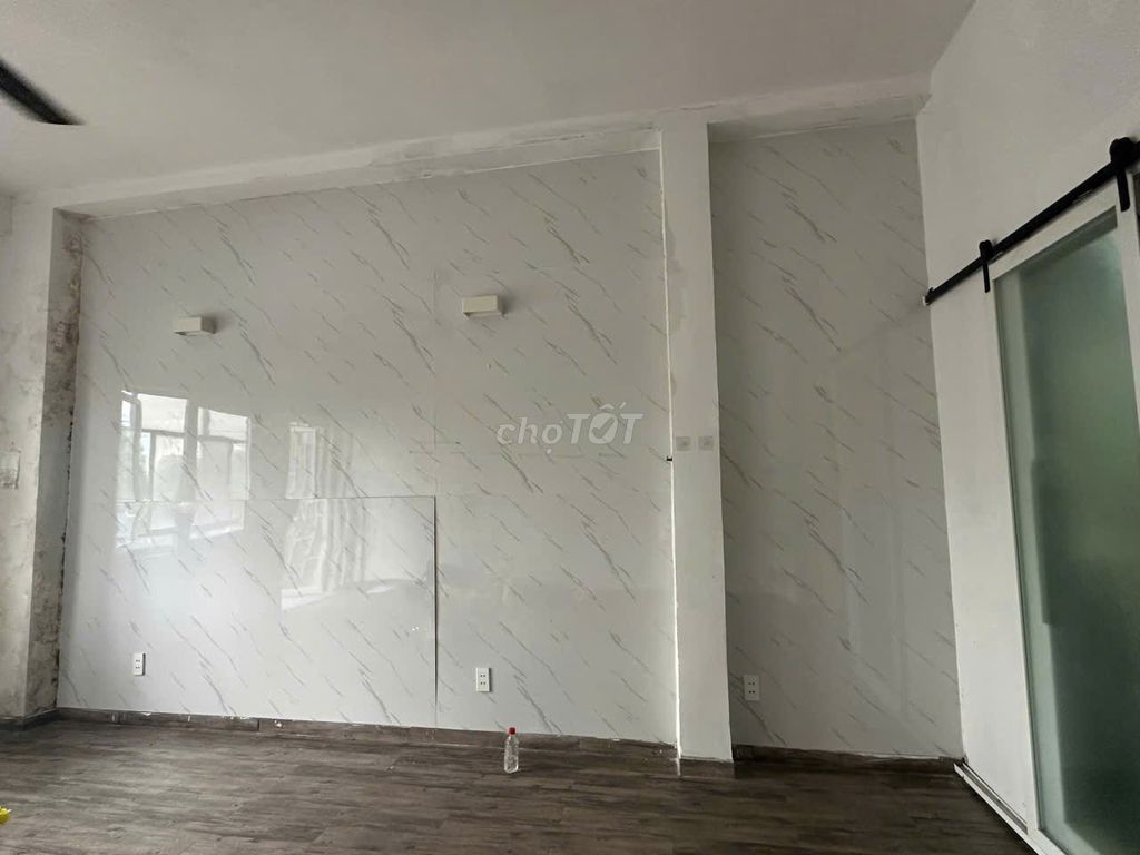 Rent apartment 36 M2, second floor at the city market.