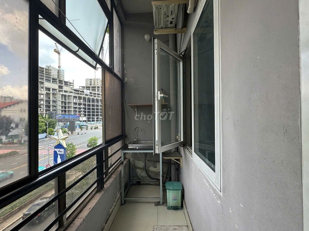 Rent apartment 36 M2, second floor at the city market.
