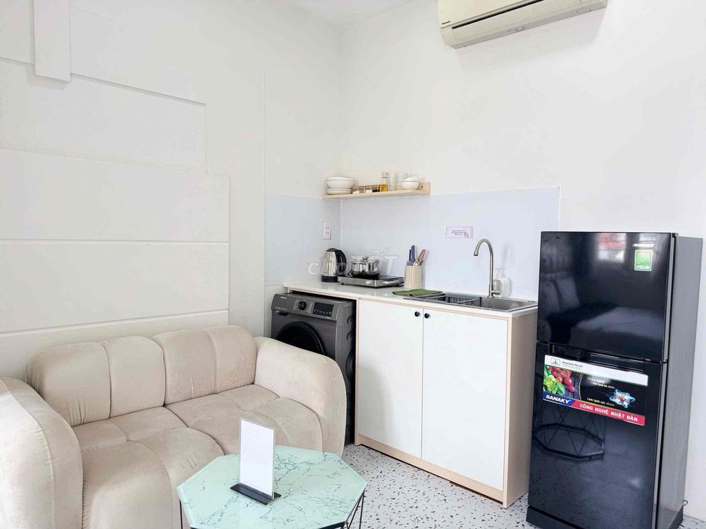 The open balcony studio is located right at Phú Nhuận.