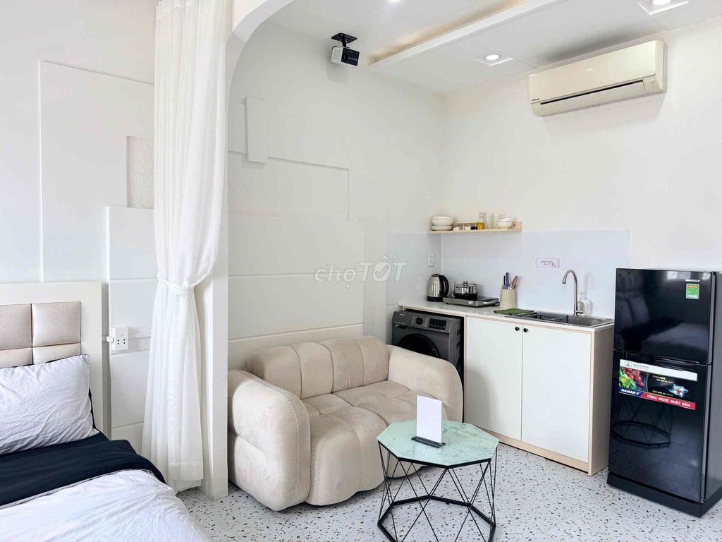 The open balcony studio is located right at Phú Nhuận.