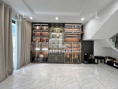 Super cheap! The villa is 400 M2 garage 3rd floor big room by the river.