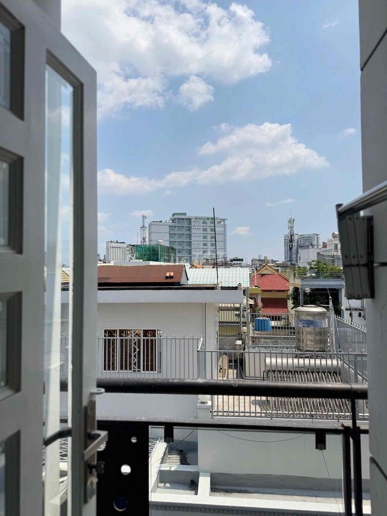 Super open balcony. Lê Văn Sỹ downtown.