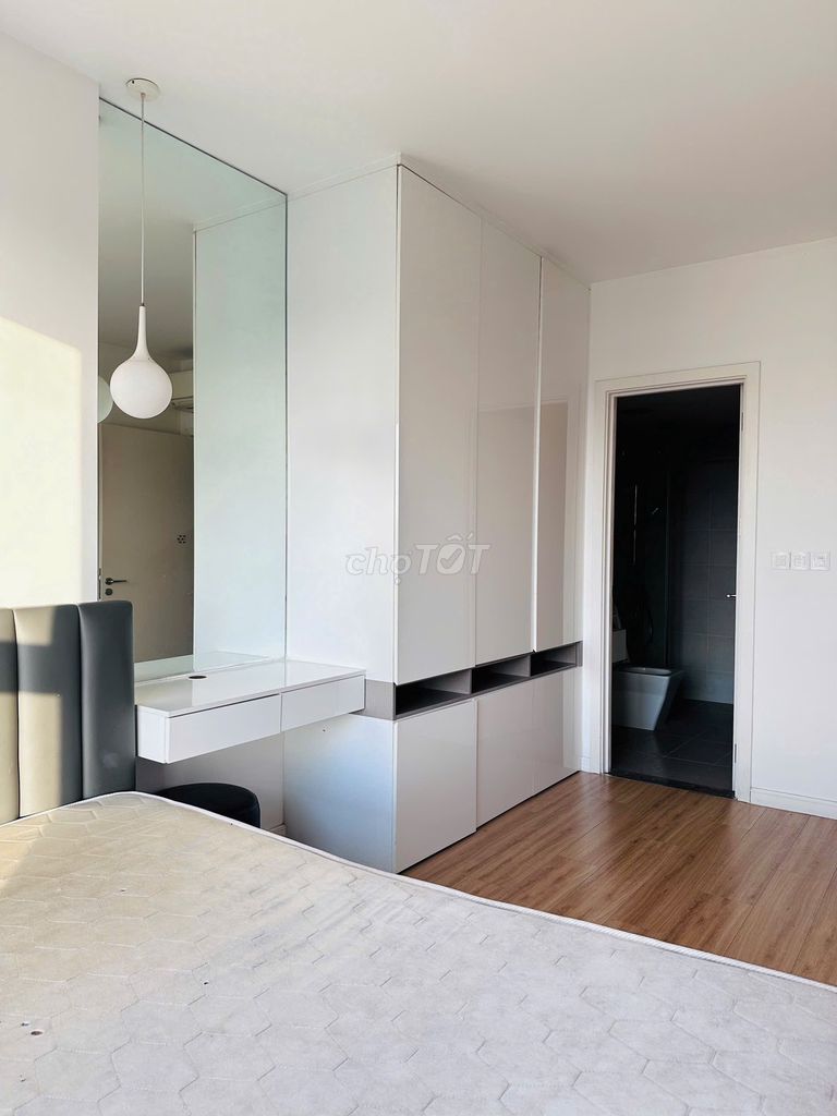 Rent the apartment. Two bedrooms. Six hundred and twenty-two feet.
