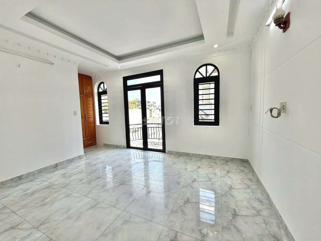 18 trieu 1 .6 x 10-4 bedroom 5 toilet 6 M, tall building