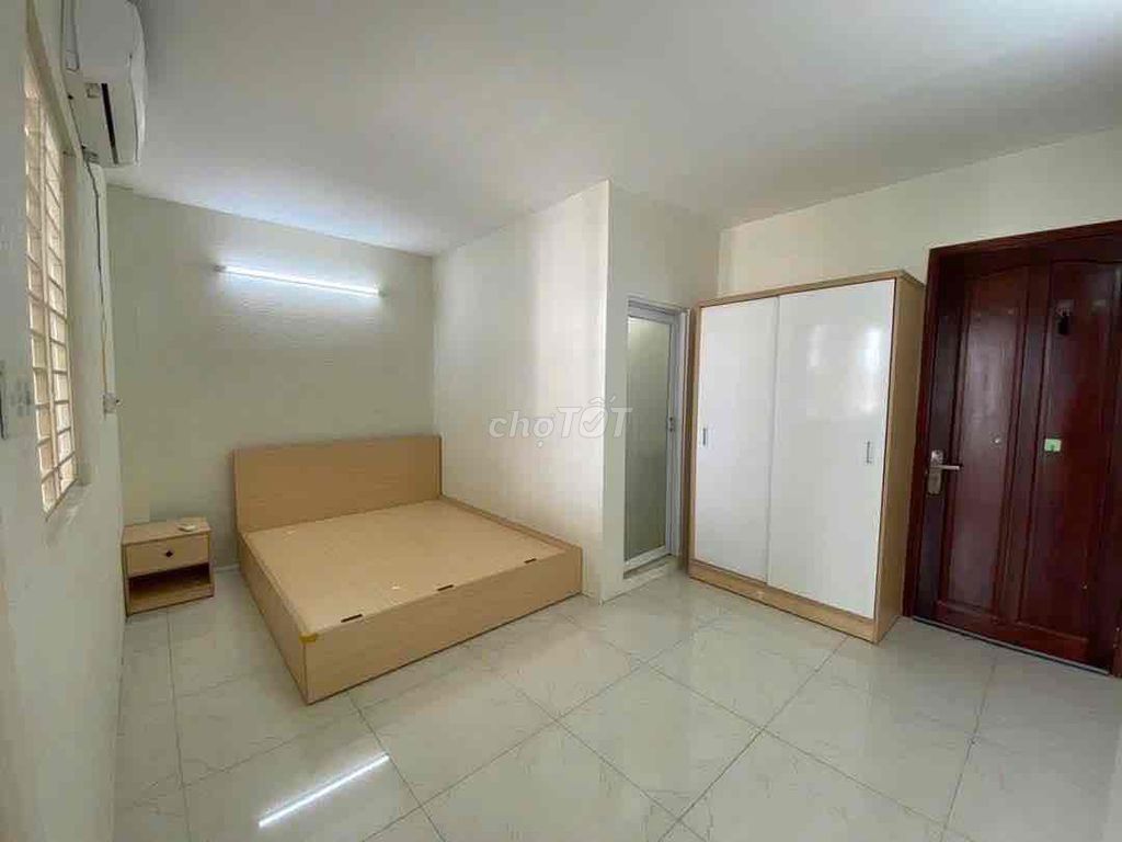 Rent a two-dollar-price-price motel for four million. Full interior