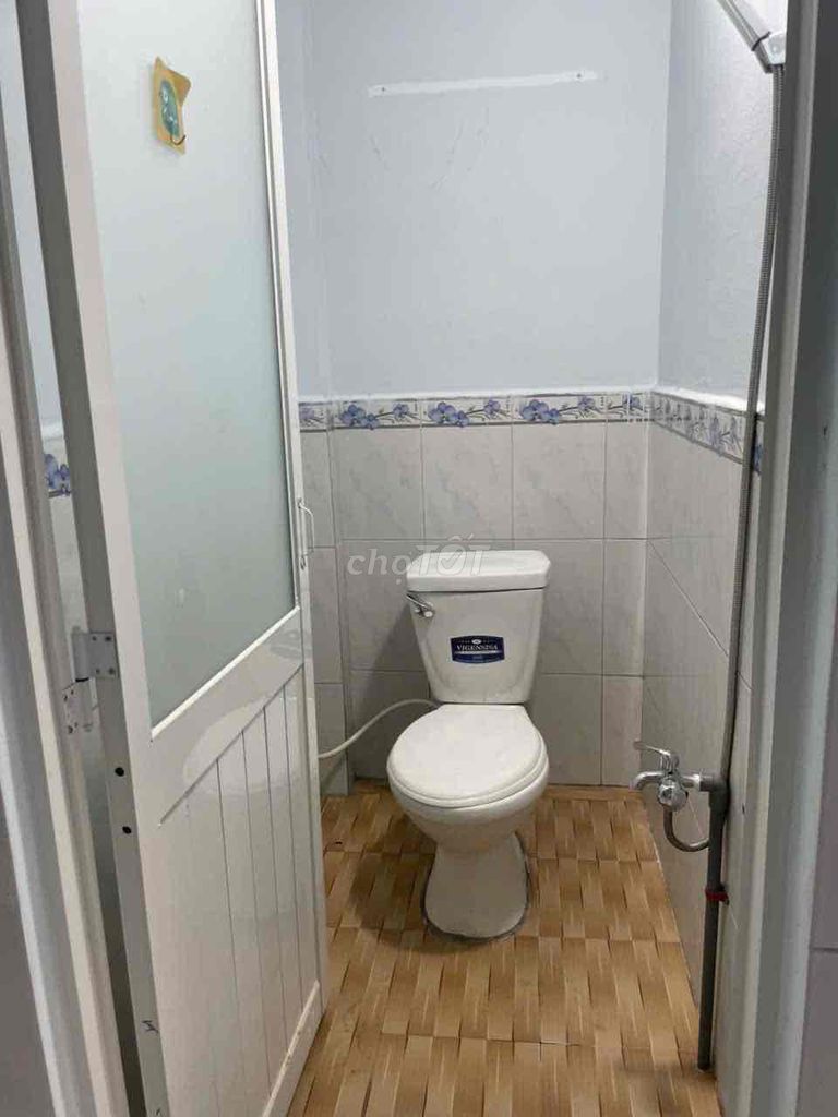 The upper room doesn't hit the head.