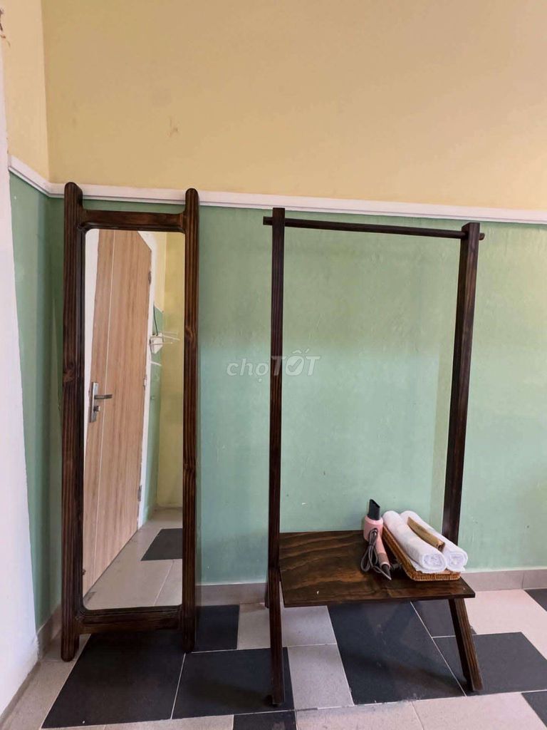 Rent a man's room in a small house comfortable enough.