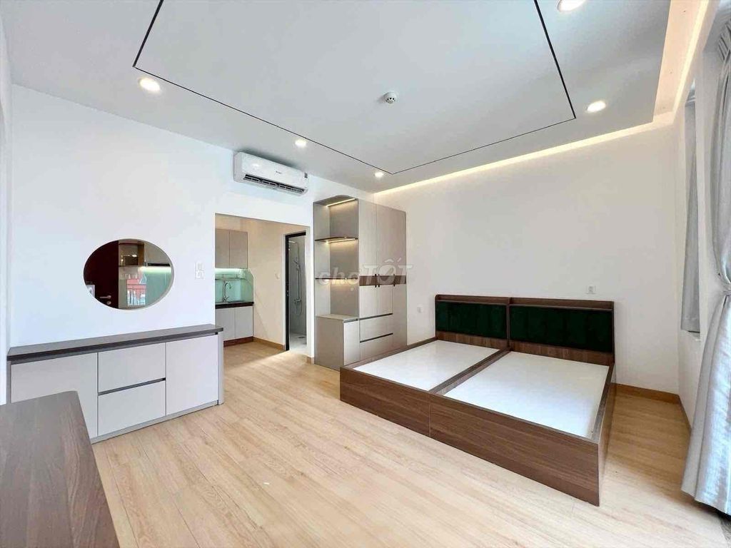 Rent the apartment. A balcony bedroom.